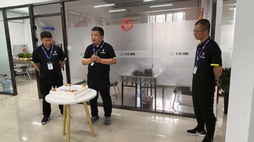 張校，馮校，闞校，三位校長切沈陽校區(qū)三周年蛋糕